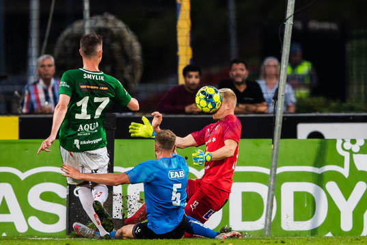 Halmstads målvakt Malte Påhlsson räddar ett skott från