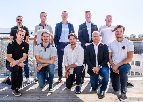 Group photo of coaches and players from the Swedish teams