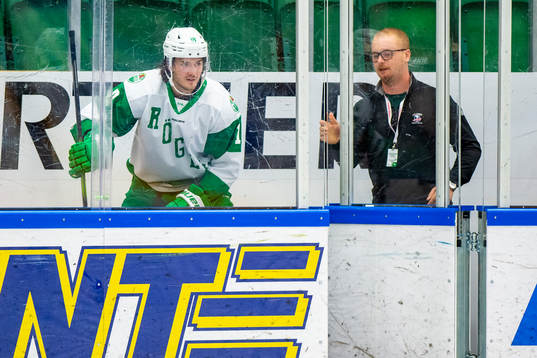 Rögles  Dennis Everberg sitter i utvisningsbåset