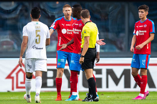Helsingborgs Markus Holgersson i diskussion med domare