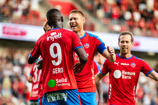 Helsingborgs Markus Holgersson jublar med Alhaji Gero efter 2-0