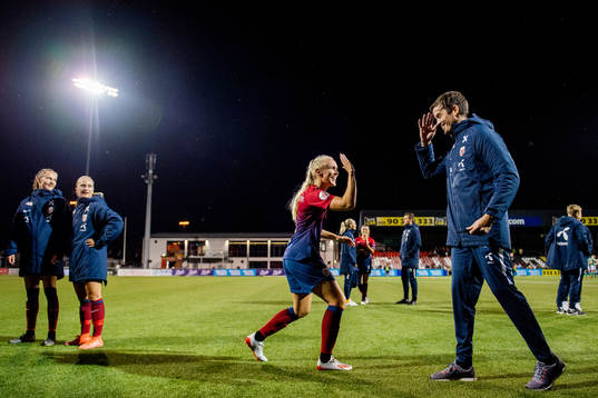 Maria Thorisdottir of Norway celebrates with Terje Skeie, head of media,