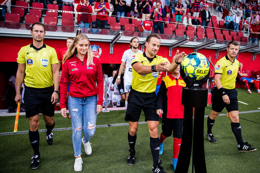 Assisterande domare Mikael Hallin, Hanna Johansson och