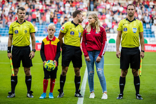 Assisterande domare Niclas Ivarsson, DHL-maskot med