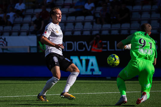 Örebros Viktor Prodell och AFC Eskilstunas målvakt Ihor