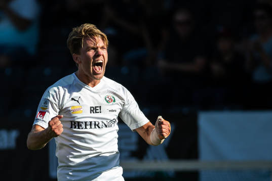 Örebros Martin Broberg jublar efter 1-0