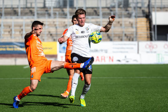 Örebros Martin Broberg och AFC Eskilstunas Kadir Hodzic