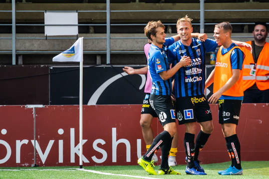 Sirius Christer Gustafsson jublar med lagkamrater