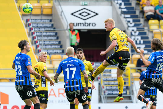 Elfsborgs Sivert Heltne Nilsen hoppar högst iu kamp med