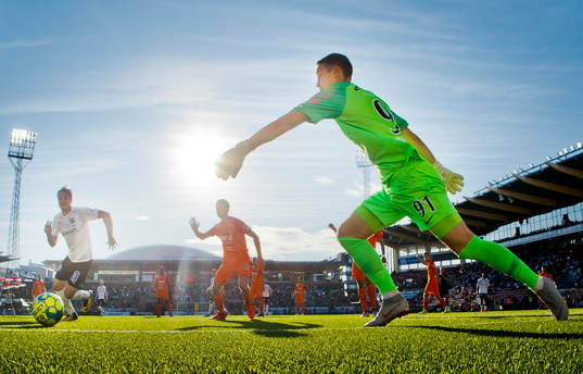Örebros Viktor Prodell och AFC Eskilstunas målvakt Ihor
