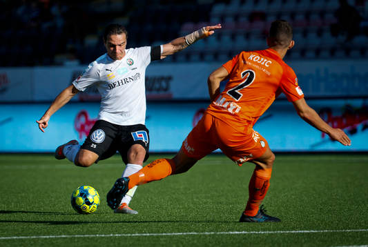 Örebros Nordin Gerzic och AFC Eskilstunas Adnan Kojic