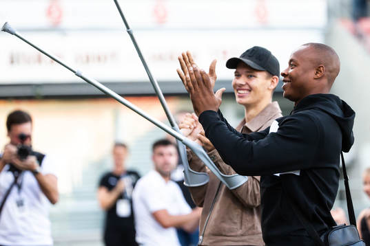 Örebros Carlos Strandberg tackar supportrar