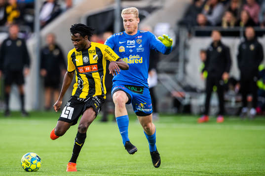Häckens Kwame Kizito gör 3-1 bakom Falkenbergs målvakt
