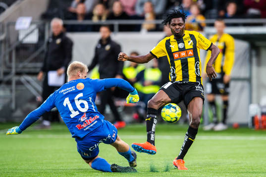 Häckens Kwame Kizito gör 3-1 bakom Falkenbergs målvakt