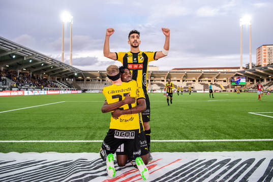 Häckens Rasmus Lindgren, Kwame Kizito och Daleho Irandust jublar efter 3-1