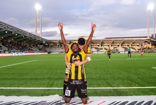 Häckens Kwame Kizito och Daleho Irandust jublar efter 3-1
