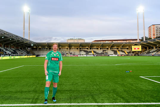 Häckens målvakt Christoffer Källqvist sjunger med publiken