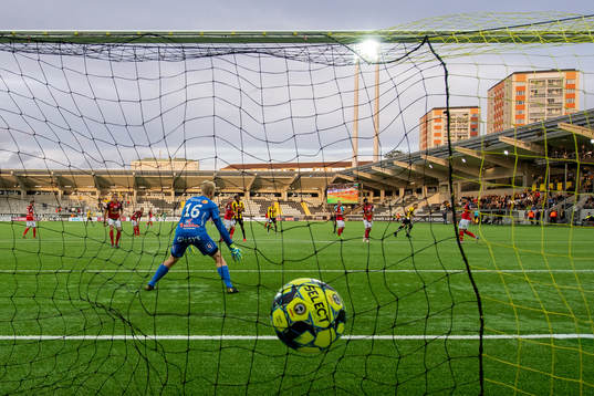 Häckens Paulinho gör 4-1 bakom Falkenbergs målvakt Hampus Nilsson