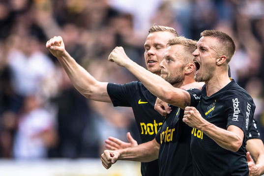 s Sebastian Larsson (m) jublar med Kolbeinn Sigthorsson (v)