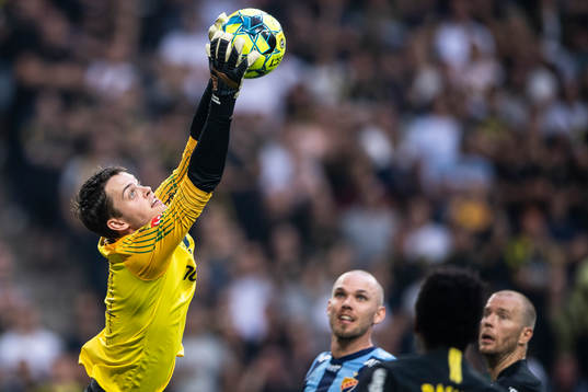 s målvakt Oscar Linnér under fotbollsmatchen i Allsvenskan mellan AIK och Djurgården den 1 september 2019 i Stockholm.