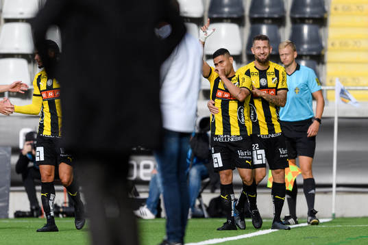 Häckens Paulinho (v) jublar