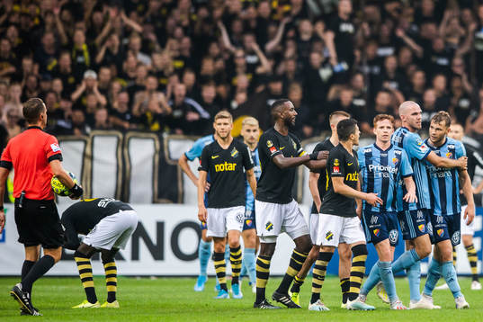 s Enoch Kofi Adu tilldelats ett rött kort