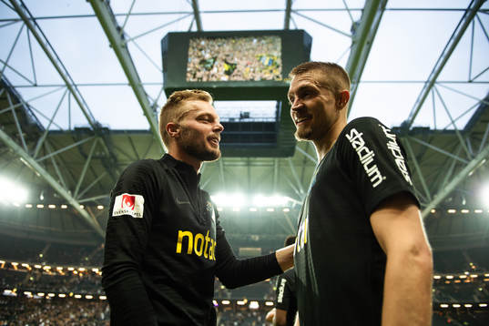 s Sebastian Larsson och Rasmus Lindkvist jublar efter fotbollsmatchen i Allsvenskan mellan AIK och Djurgården den 1 september 219 i Stockholm.