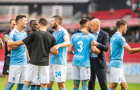 Malmö FFs tränare Uwe Rösler jublar med spelarna