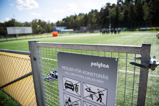 A sign that gives information about artificial grass