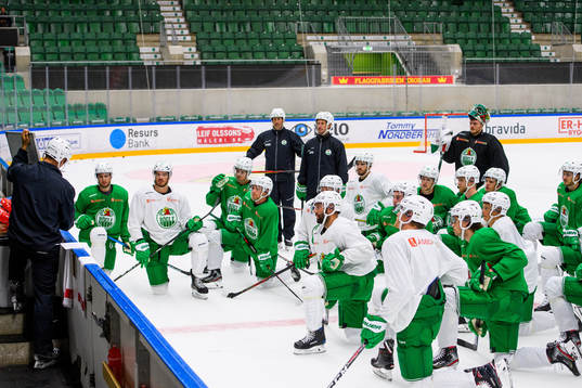 Tränare Cam Abbott ger instruktioner till laget