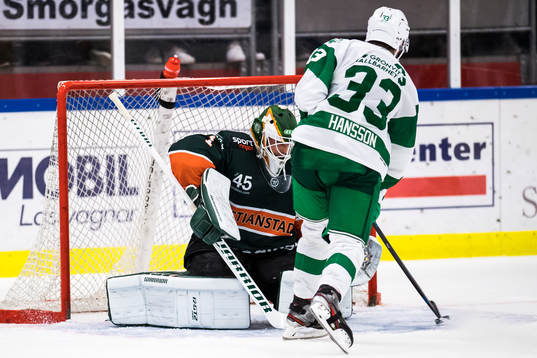 Rögles Niklas Hansson sätter sin straff