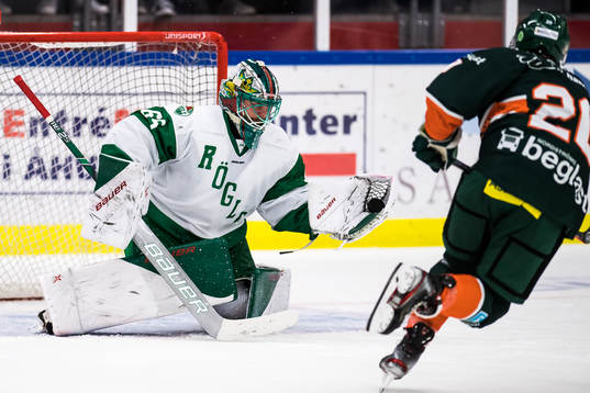 Rögles målvakt Christoffer Rifalk räddar straff från