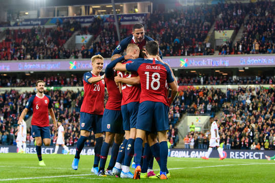 Sander Berge celebrates with team mates after scoring 1-0