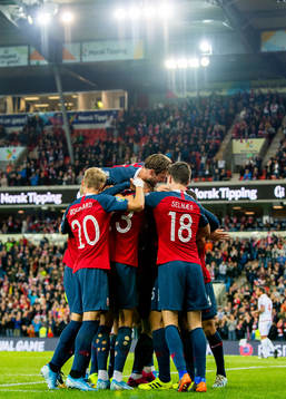 Martin Ødegaard, Håvard Nordtveit, Ole Kristian Selnæs and the players of Norway celebrate 1-0