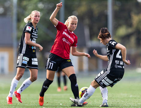 Limhamn Bunkeflos Sophie Sundqvist i kamp om bollen med Piteås June Pedersen