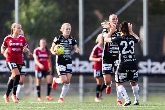 Piteås Julia Karlernäs jublar med June Pedersen efter att hon gjort 1-1 på straff