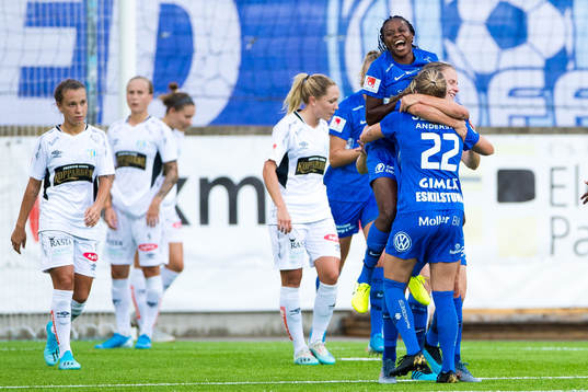 Eskilstunas Julia Tunturi jublar med Ngozi Sonia Okobi