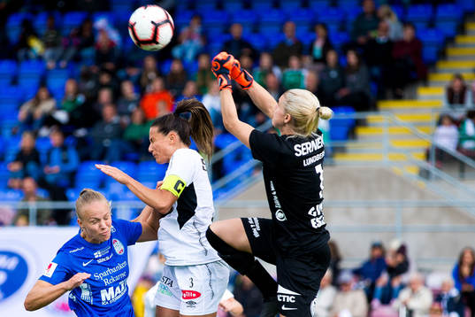 Göteborgs Beata Kollmats i kamp om bollen med Eskilstunas