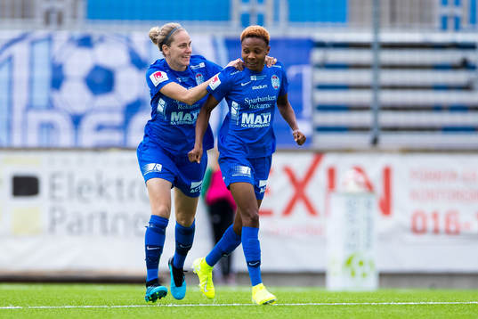 Eskilstunas Lisa Dahlkvist jublar med Ayinde Halimatu 1-1