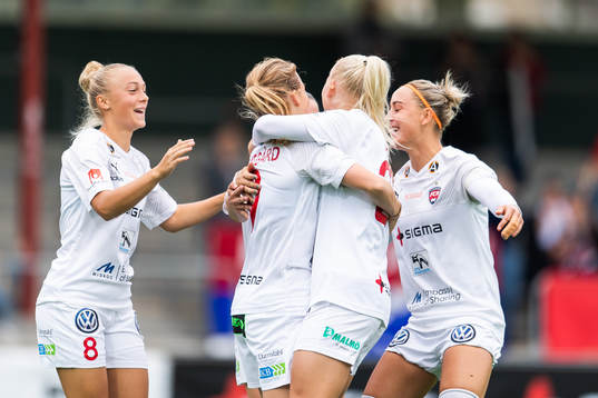 Rosengårds Hanna Bennison och Anna Anvegård jublar med