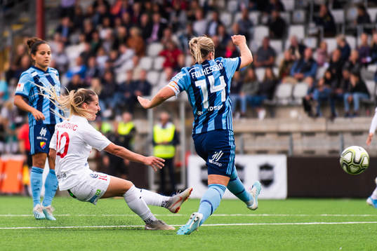 Rosengårds Jelena Cankovic skjuter mot täckande