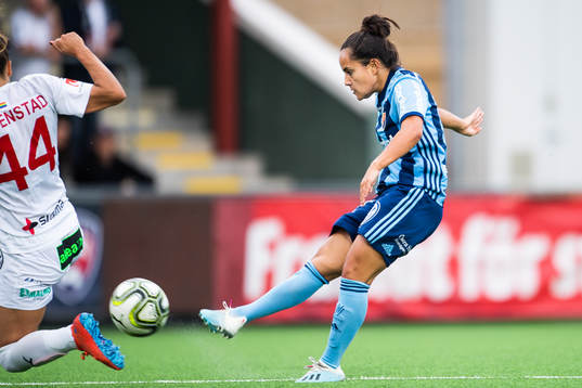 Djurgårdens Malin Diaz Pettersson skjuter