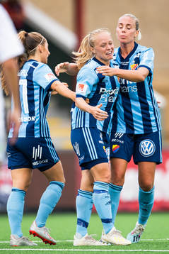 Djurgårdens Mia Jalkerud jublar med lagkamrater efter reduceringen till 1-2
