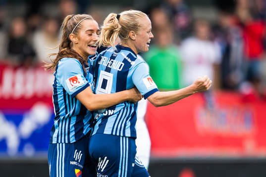 Djurgårdens Mia Jalkerud och Tilde Lindwall jublar
