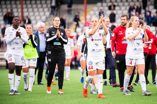Rosengårds Anam Imo, Emma Lind, Malin Levenstad, Glodis Perla Viggosdottir jublar efter slutsignalen