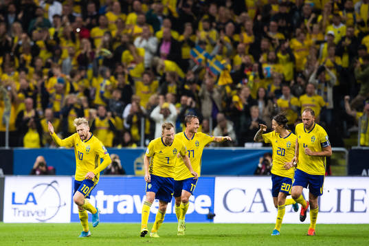 Emil Forsberg (L) celebrates next to Sebastian Larsson,