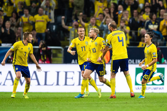 Emil Forsberg (M) celebrate with Sebastian Larsson, Pierre Bengtsson, Andreas Granqvist and Kristoffer Olsson after scoring 1-1