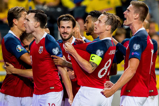 Stefan Johansen of Norway celebrates with teammates Ole Kristian Selnæs, Håvard Nordtveit and Markus Henriksen after scoring 0-1