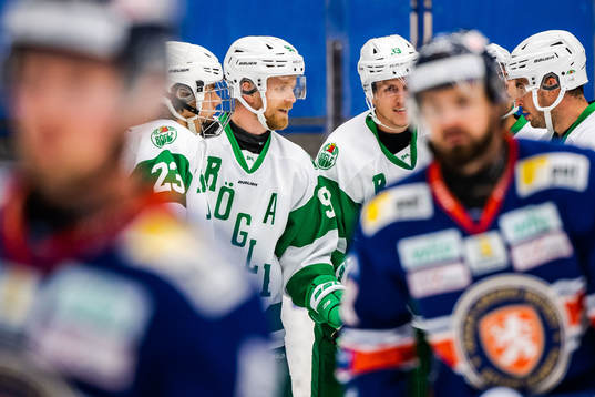 Rögles Ted Brithén jublar med lagkamrater