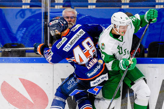 Växjös Daniel Rahimi tacklar Rögles Niklas Hansson